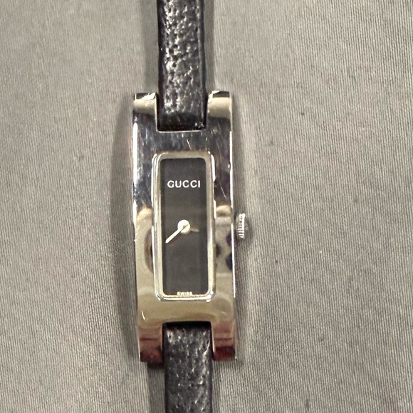 GUCCI Watch 1600 series 12mm Women’s Black Leather watch new battery - Picture 6 of 8